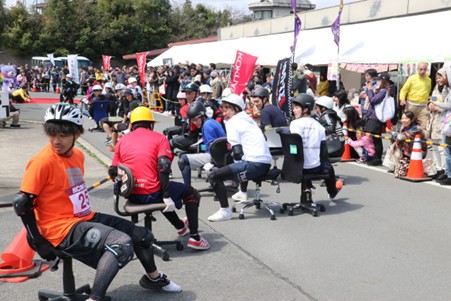 Faire les idiots avec sérieux : serait-ce cela, être japonais ? Un nouveau sport qui conquiert le monde.